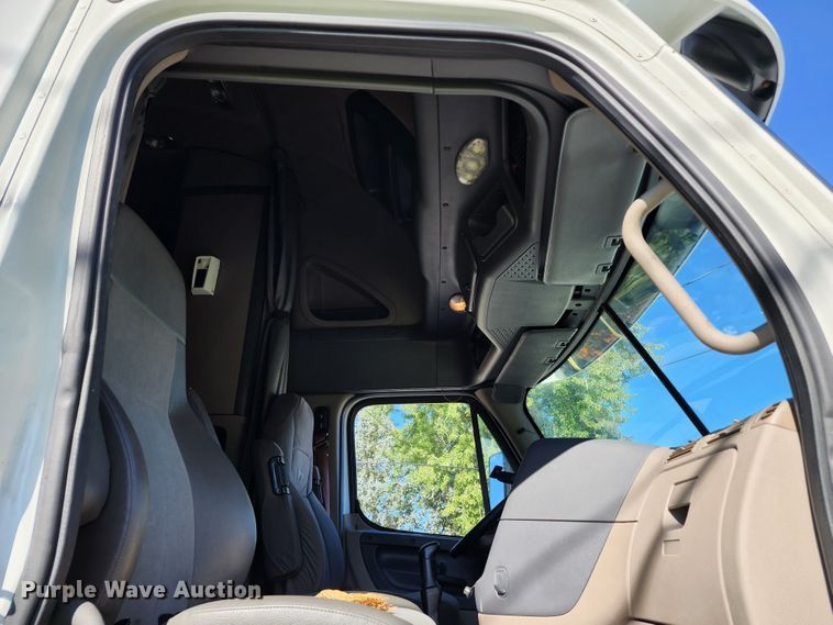 image for item KH9336 2014 Freightliner Cascadia  semi truck