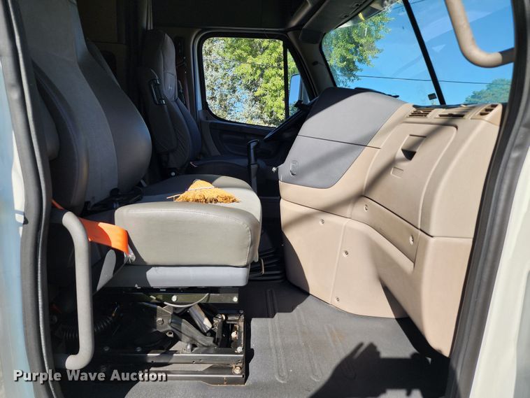 image for item KH9336 2014 Freightliner Cascadia  semi truck