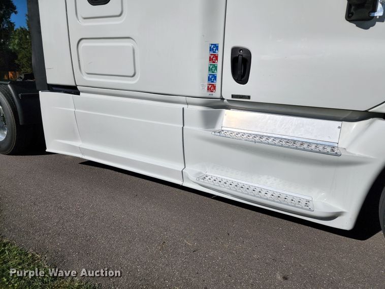 image for item KH9336 2014 Freightliner Cascadia  semi truck