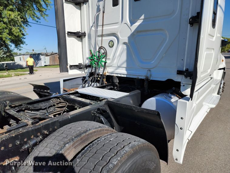 image for item KH9336 2014 Freightliner Cascadia  semi truck