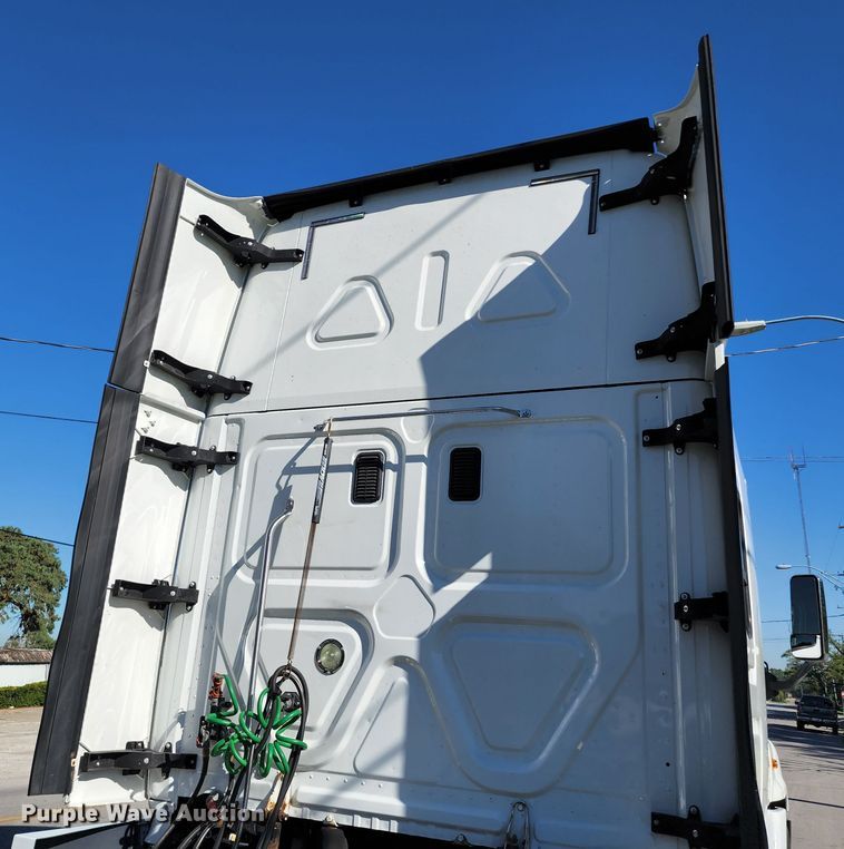 image for item KH9336 2014 Freightliner Cascadia  semi truck