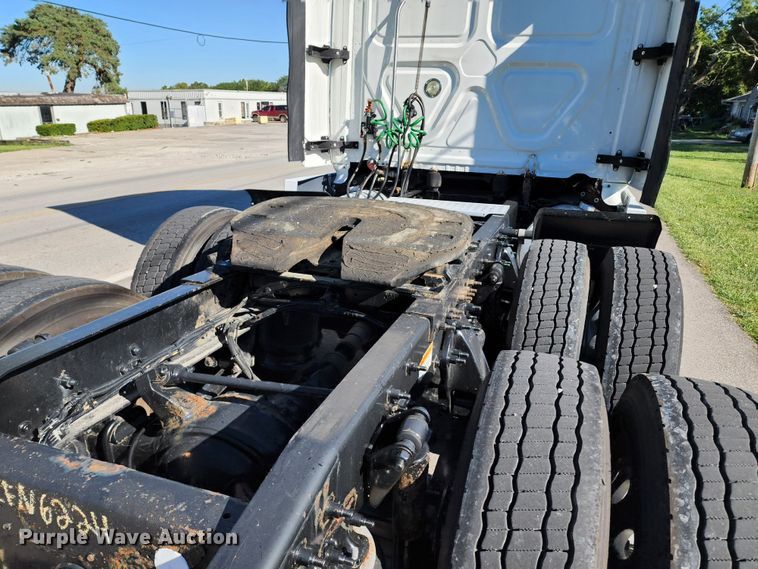 image for item KH9336 2014 Freightliner Cascadia  semi truck