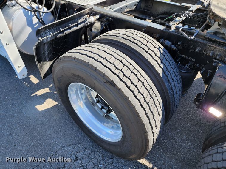 image for item KH9336 2014 Freightliner Cascadia  semi truck