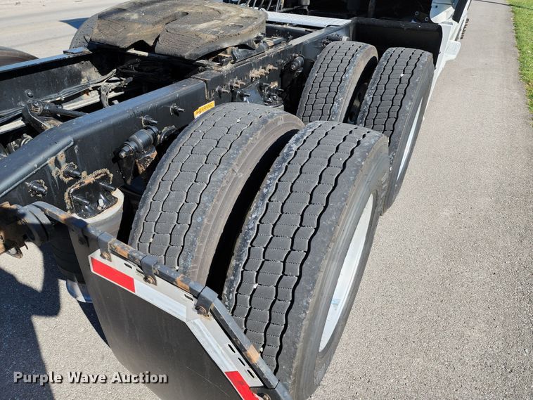 image for item KH9336 2014 Freightliner Cascadia  semi truck