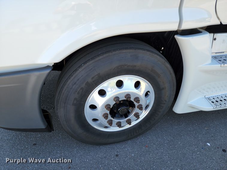 image for item KH9336 2014 Freightliner Cascadia  semi truck