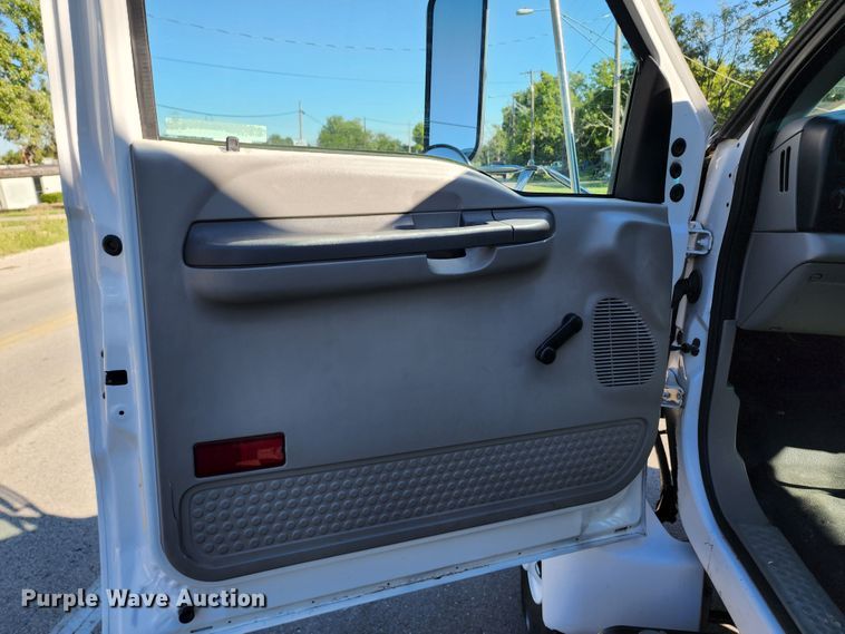 image for item KH9337 2002 Ford F650 Super Duty  box truck