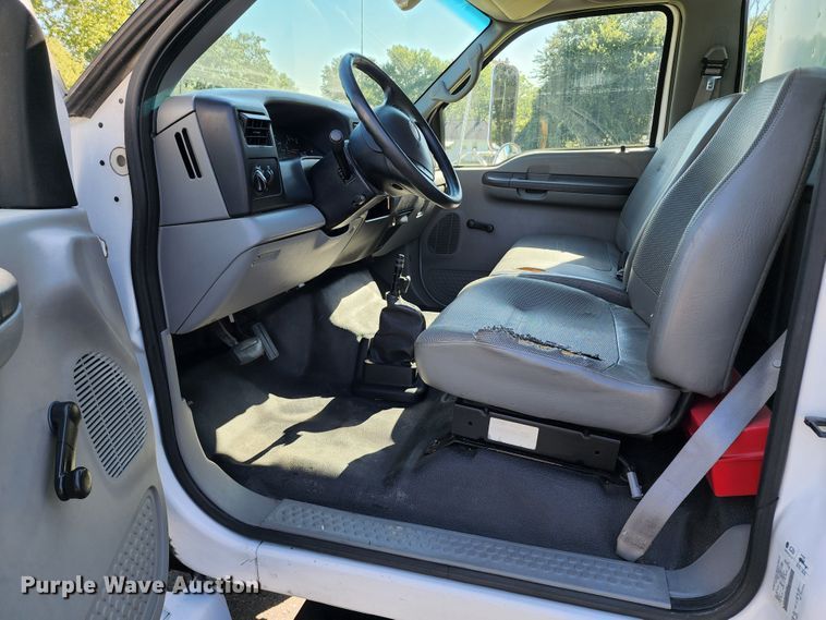 image for item KH9337 2002 Ford F650 Super Duty  box truck