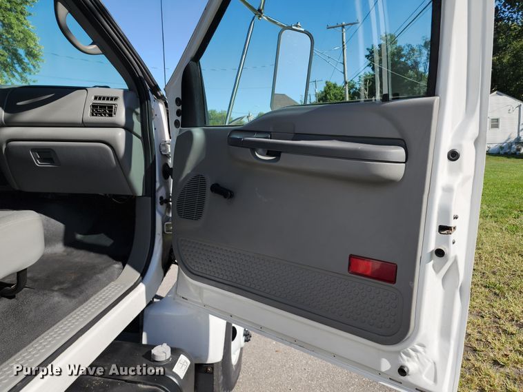 image for item KH9337 2002 Ford F650 Super Duty  box truck