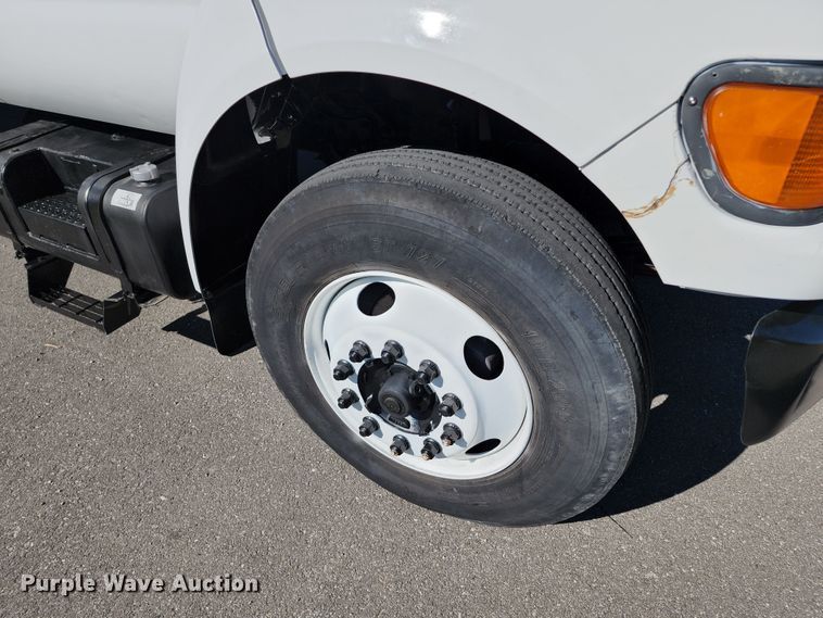 image for item KH9337 2002 Ford F650 Super Duty  box truck