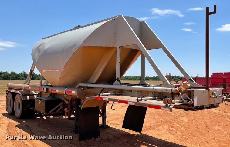 image for item KJ9761 1981 Fruehauf  pneumatic dry bulk trailer