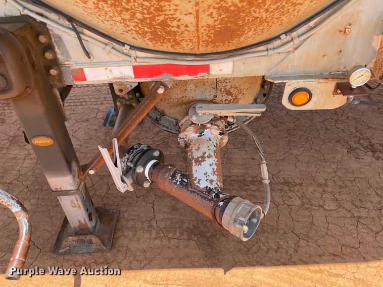 image for item KJ9761 1981 Fruehauf  pneumatic dry bulk trailer