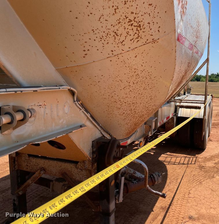 image for item KJ9761 1981 Fruehauf  pneumatic dry bulk trailer