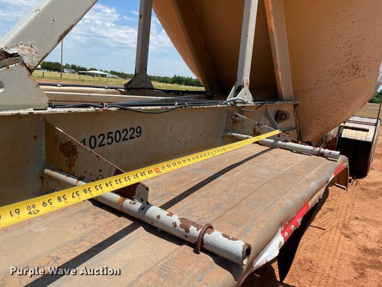 image for item KJ9761 1981 Fruehauf  pneumatic dry bulk trailer