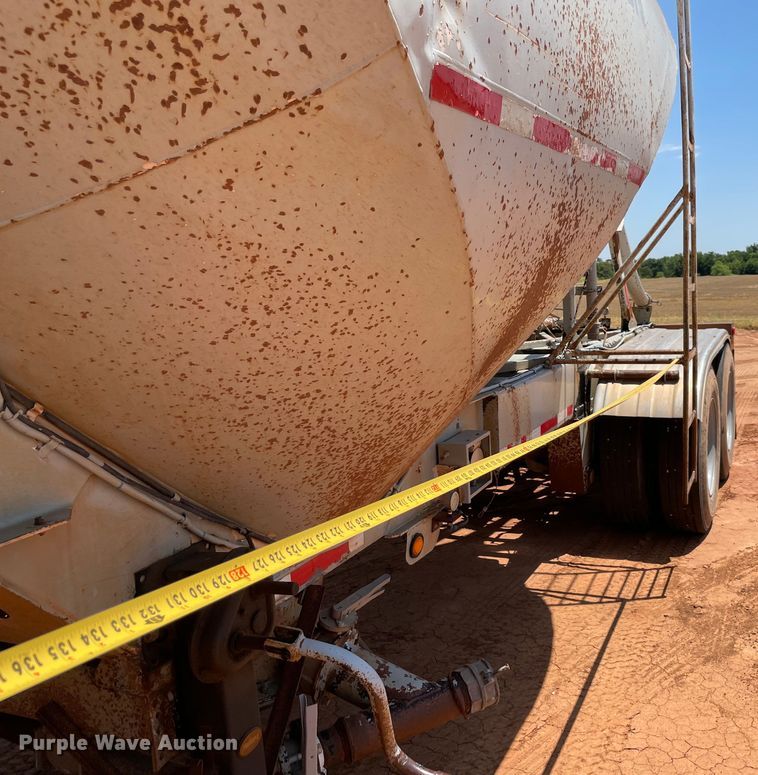 image for item KJ9761 1981 Fruehauf  pneumatic dry bulk trailer