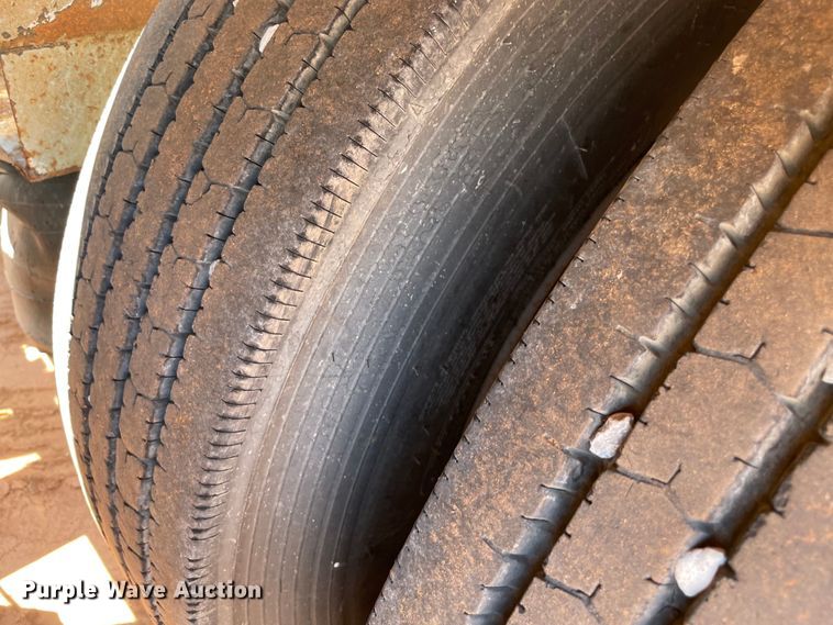 image for item KJ9761 1981 Fruehauf  pneumatic dry bulk trailer