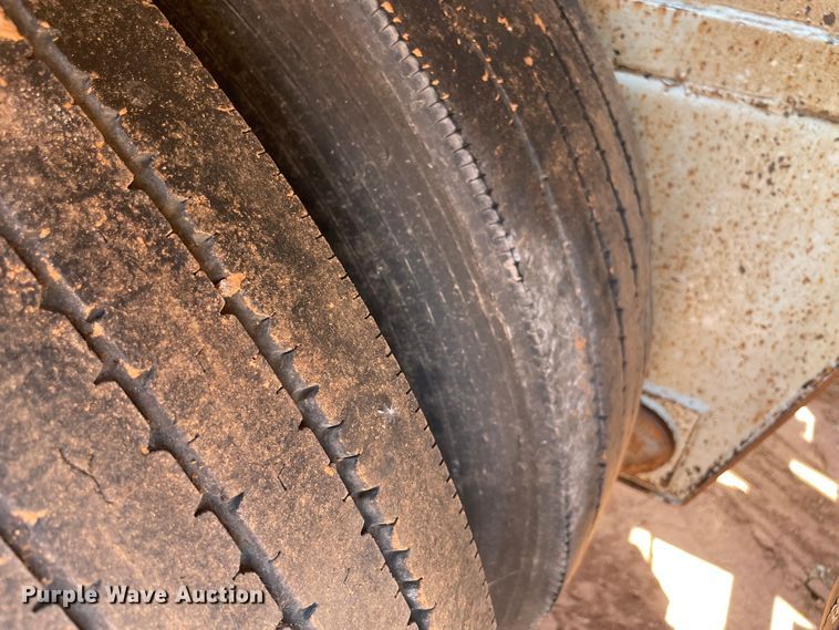 image for item KJ9761 1981 Fruehauf  pneumatic dry bulk trailer