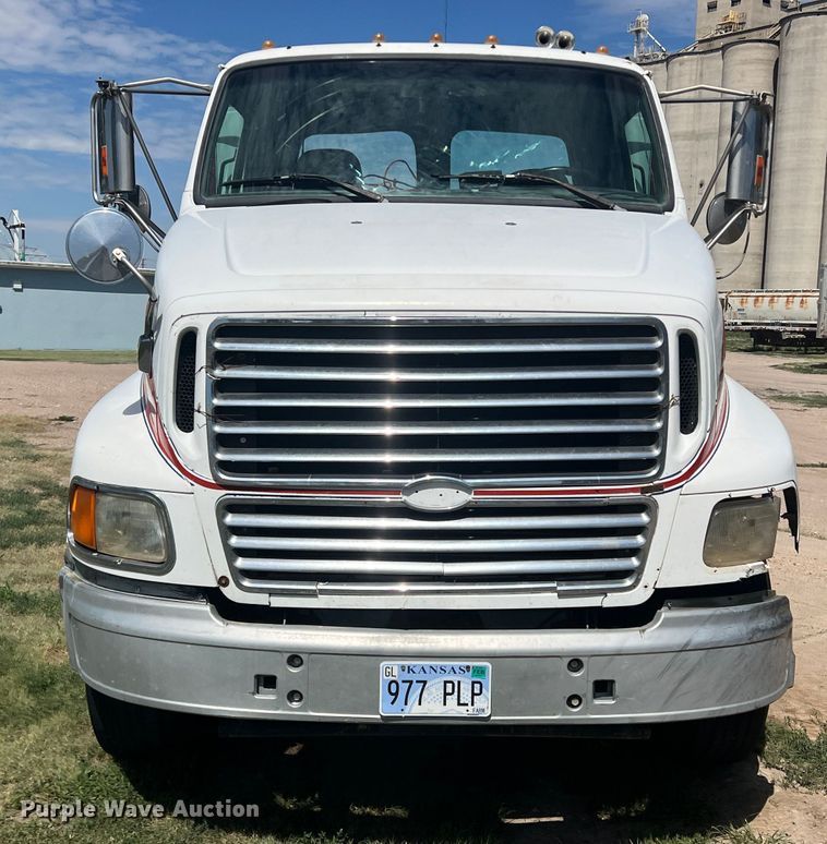 image for item LI9436 1998 Ford L9000  semi truck