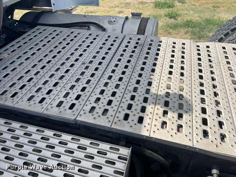 image for item LI9436 1998 Ford L9000  semi truck