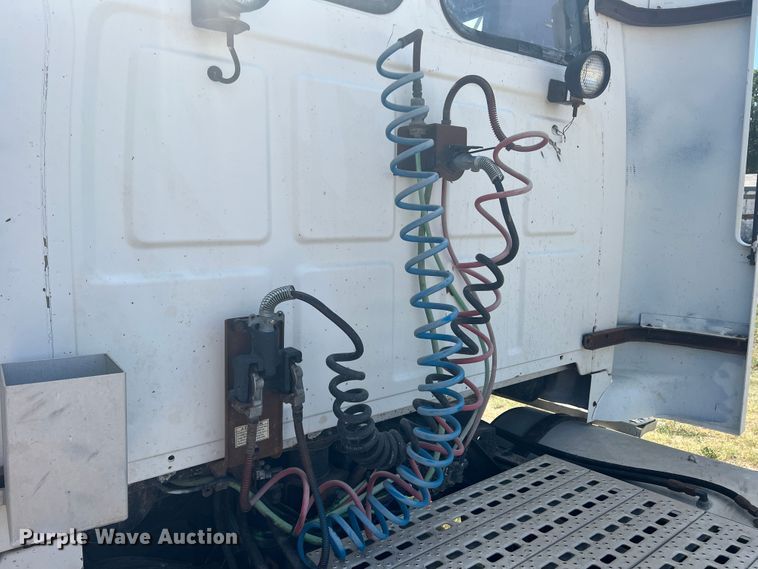 image for item LI9436 1998 Ford L9000  semi truck