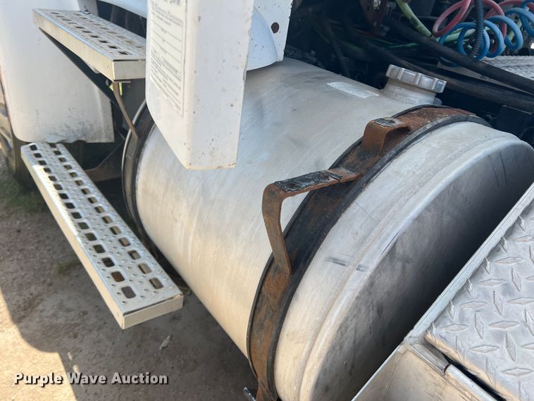 image for item LI9436 1998 Ford L9000  semi truck