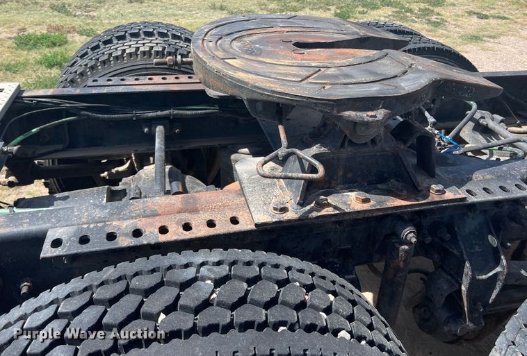 image for item LI9436 1998 Ford L9000  semi truck