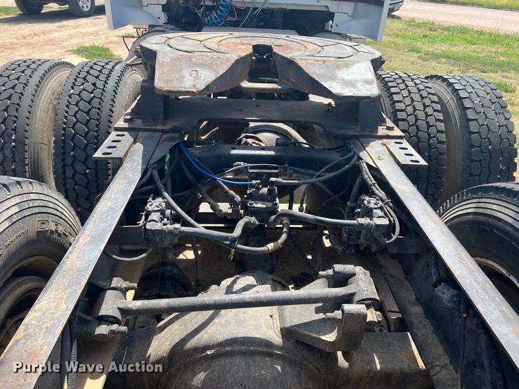 image for item LI9436 1998 Ford L9000  semi truck