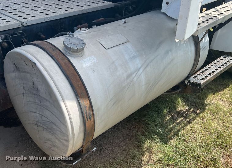 image for item LI9436 1998 Ford L9000  semi truck