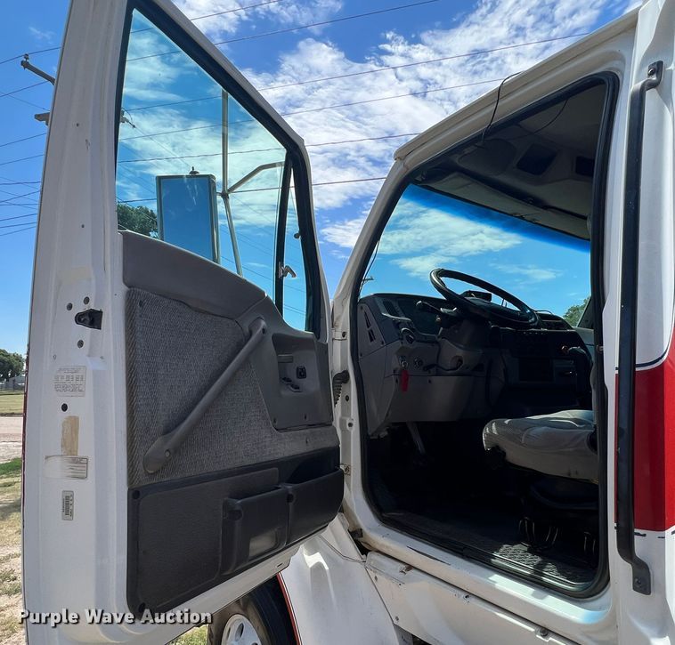 image for item LI9436 1998 Ford L9000  semi truck