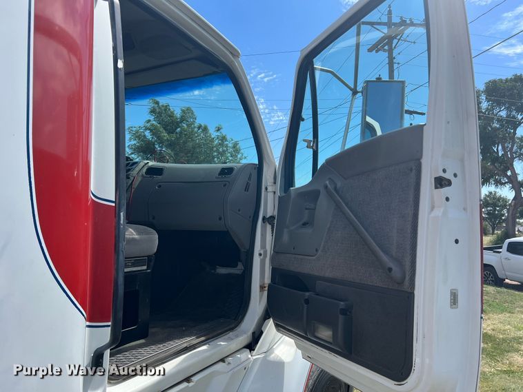 image for item LI9436 1998 Ford L9000  semi truck