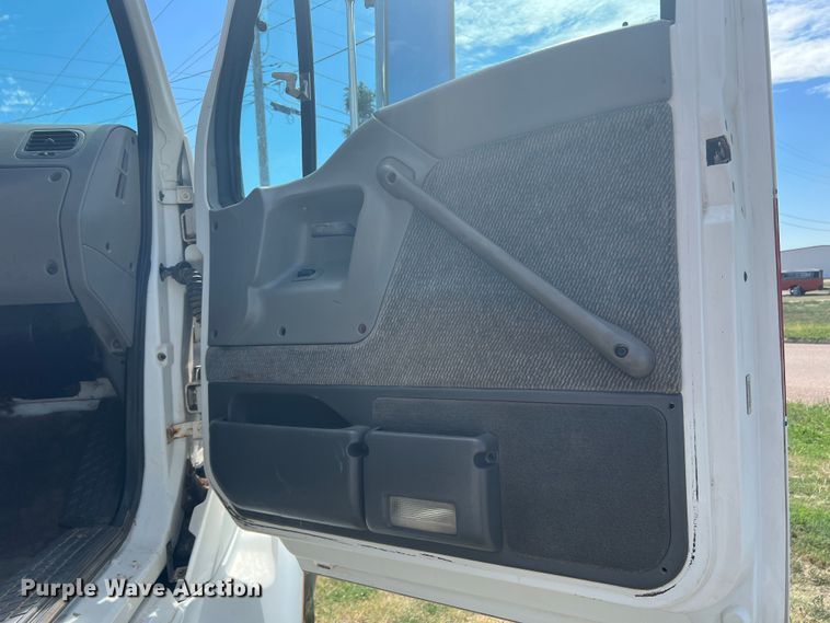 image for item LI9436 1998 Ford L9000  semi truck