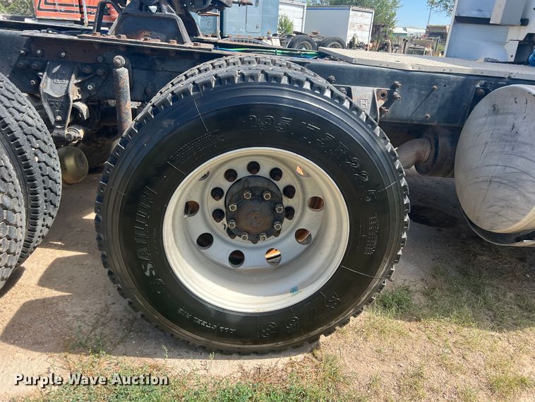 image for item LI9436 1998 Ford L9000  semi truck