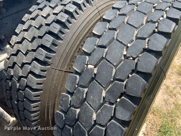 image for item LI9436 1998 Ford L9000  semi truck