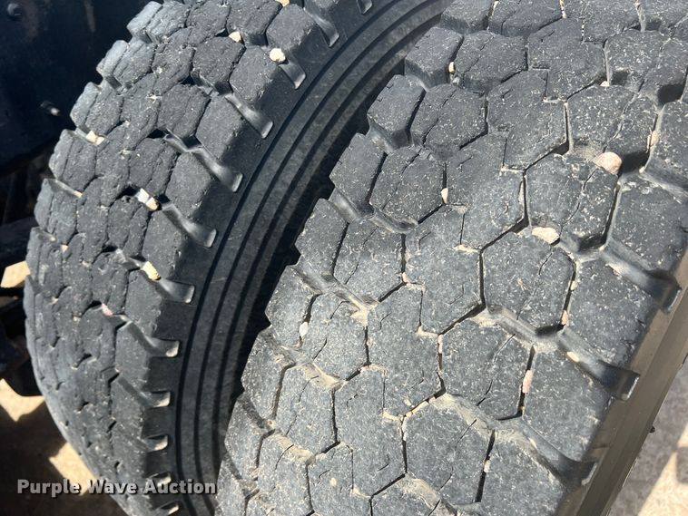 image for item LI9436 1998 Ford L9000  semi truck