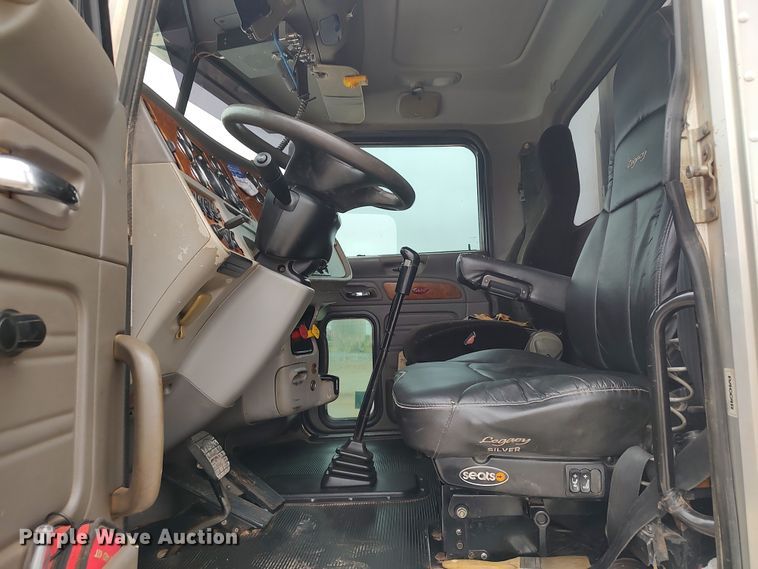 image for item LK9081 2006 Peterbilt 379  semi truck