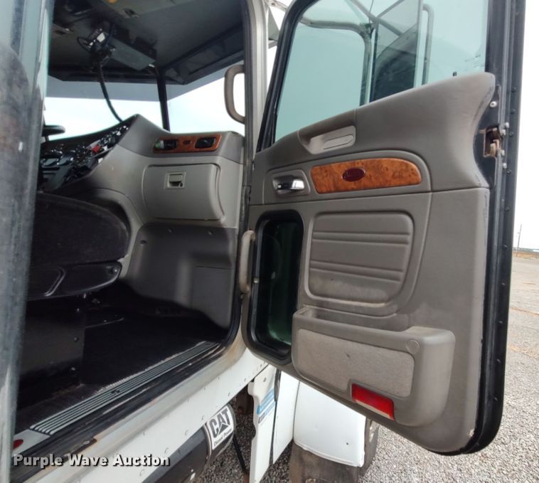 image for item LK9081 2006 Peterbilt 379  semi truck