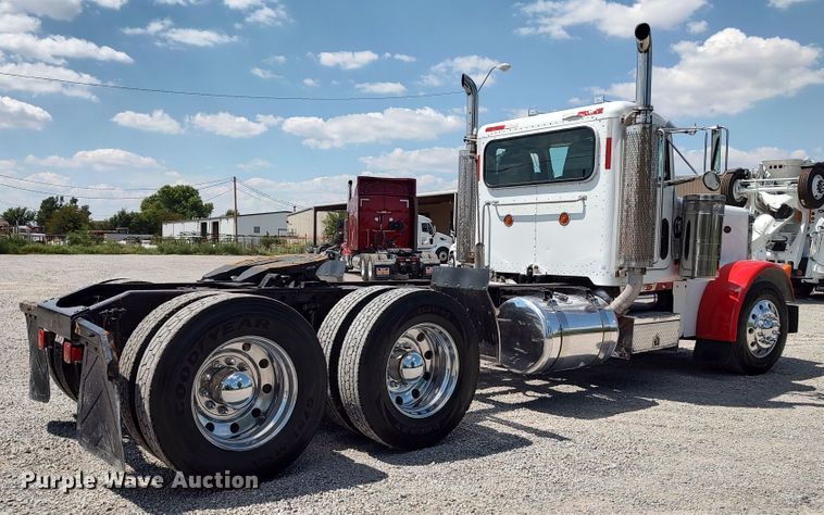 image for item LK9152 2004 Peterbilt 379  semi truck