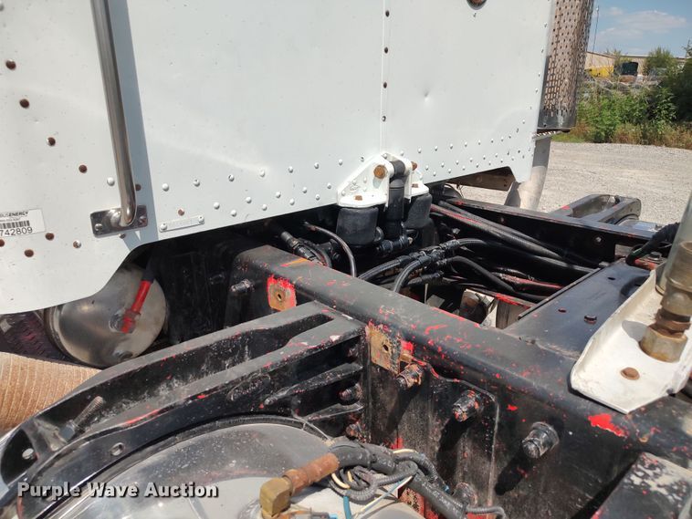 image for item LK9152 2004 Peterbilt 379  semi truck