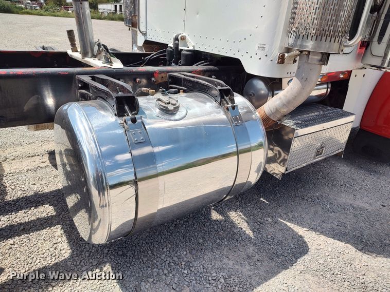 image for item LK9152 2004 Peterbilt 379  semi truck