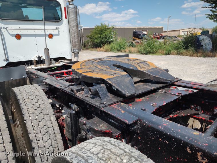 image for item LK9152 2004 Peterbilt 379  semi truck