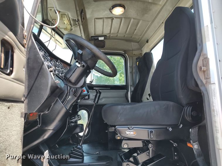 image for item LK9152 2004 Peterbilt 379  semi truck