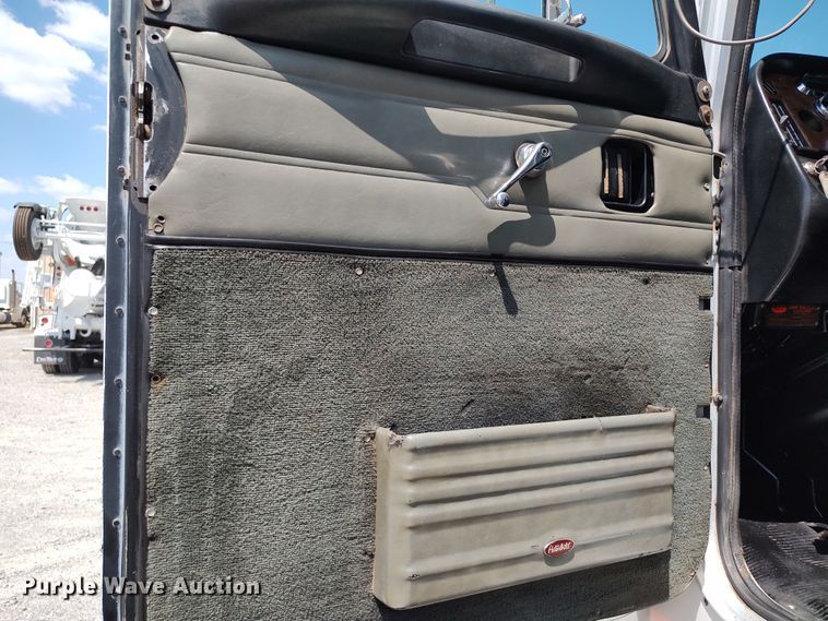 image for item LK9152 2004 Peterbilt 379  semi truck