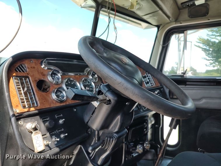 image for item LK9152 2004 Peterbilt 379  semi truck