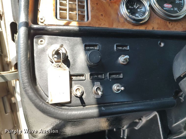 image for item LK9152 2004 Peterbilt 379  semi truck