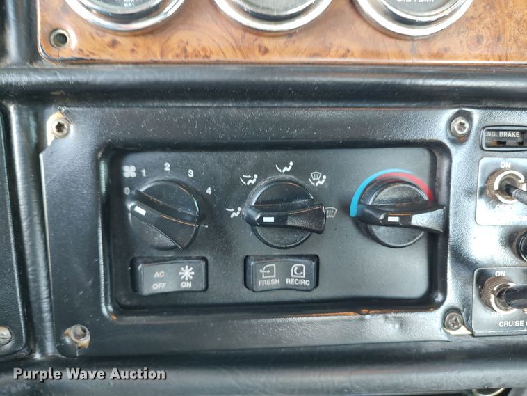 image for item LK9152 2004 Peterbilt 379  semi truck