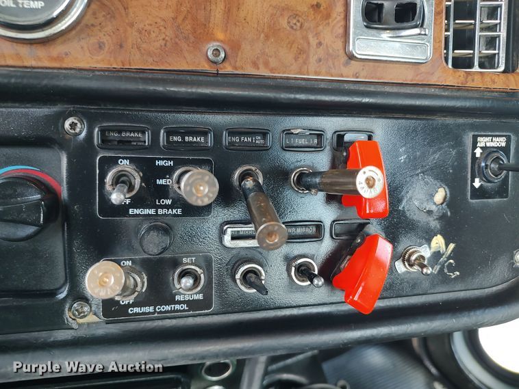 image for item LK9152 2004 Peterbilt 379  semi truck