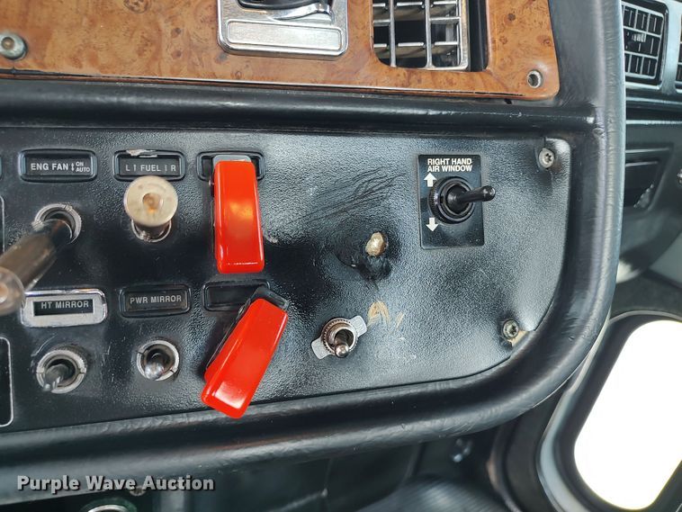 image for item LK9152 2004 Peterbilt 379  semi truck