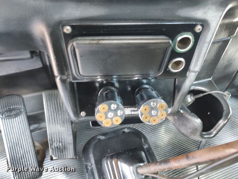 image for item LK9152 2004 Peterbilt 379  semi truck