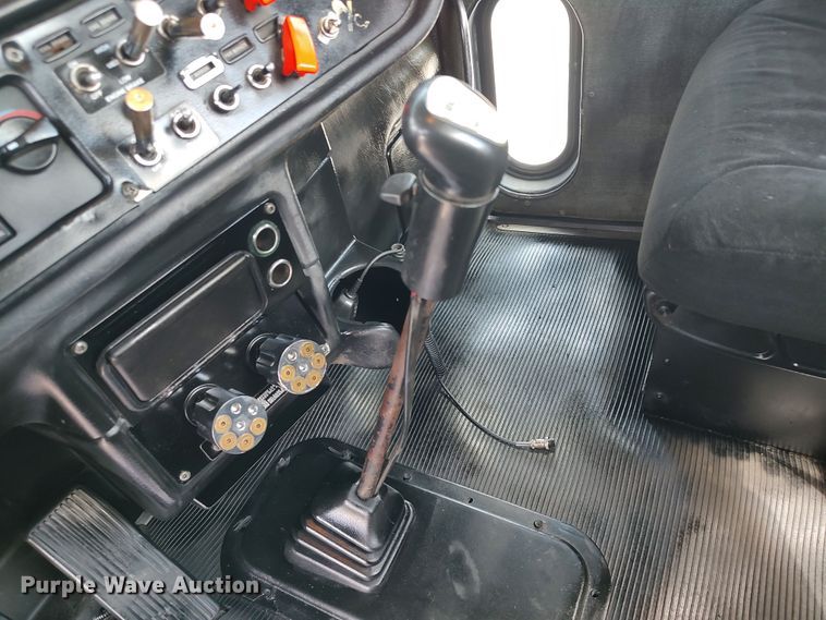 image for item LK9152 2004 Peterbilt 379  semi truck