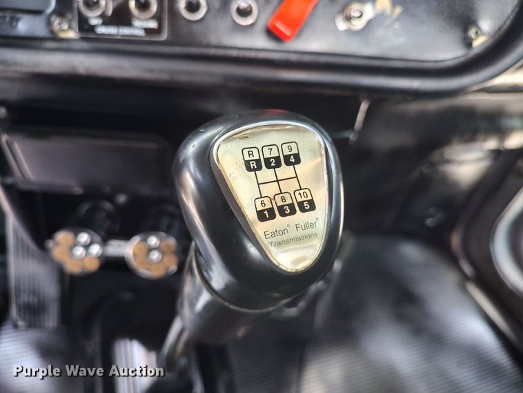 image for item LK9152 2004 Peterbilt 379  semi truck