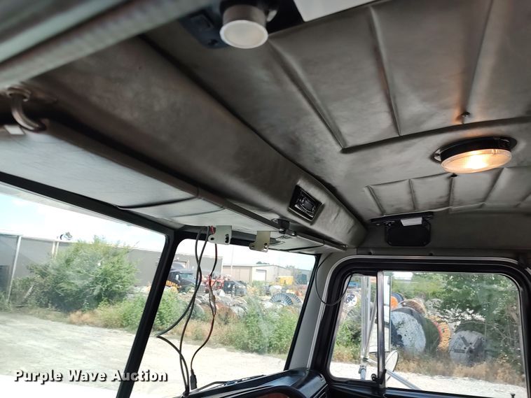 image for item LK9152 2004 Peterbilt 379  semi truck